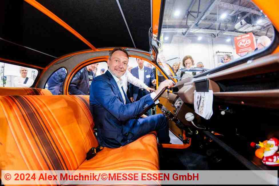 Bundesfinanzminister Christian Lindner in einer Ente (Citroën 2CV) | Foto: Alex Muchnik/©MESSE ESSEN GmbH