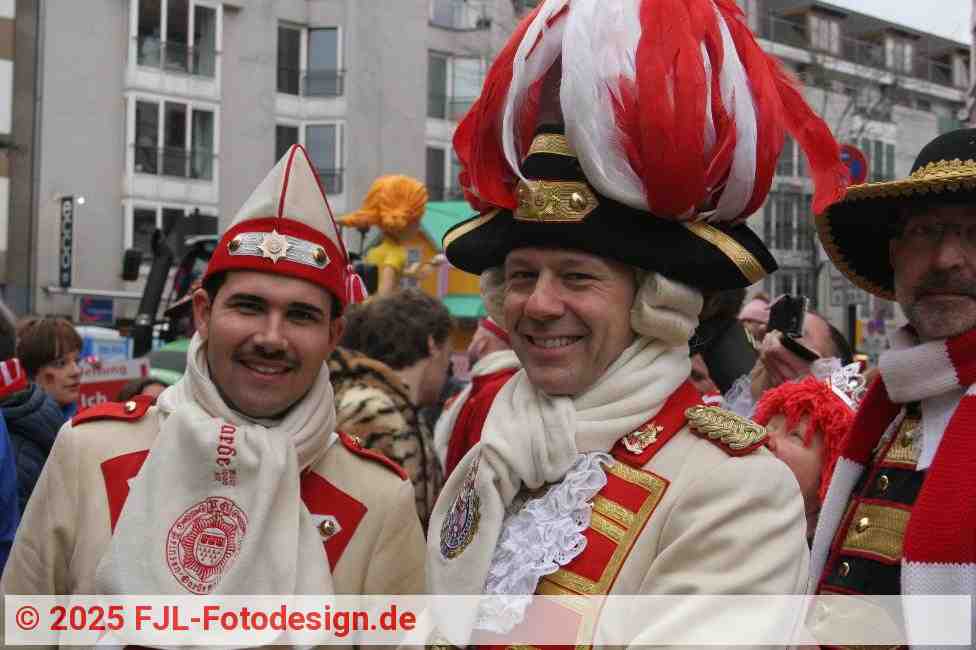 Niklas Jüngling und Markus Gottschalk (beide Prinzengarde) am Rosenmontagszug 2017 | Foto: FJL-Fotodesign.de