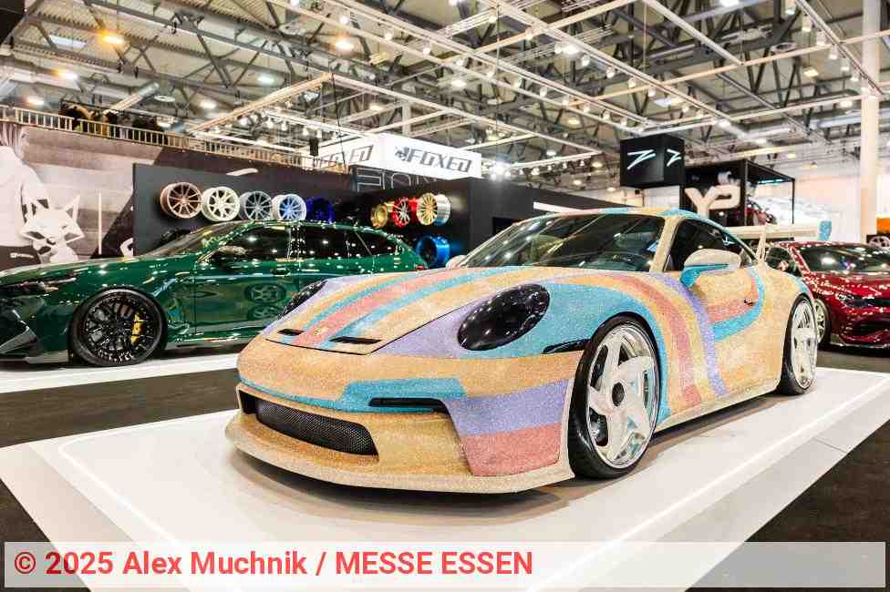 Bunt folierter Porsche auf der Essen Motor Show 2025 | Foto: Alex Muchnik / MESSE ESSEN