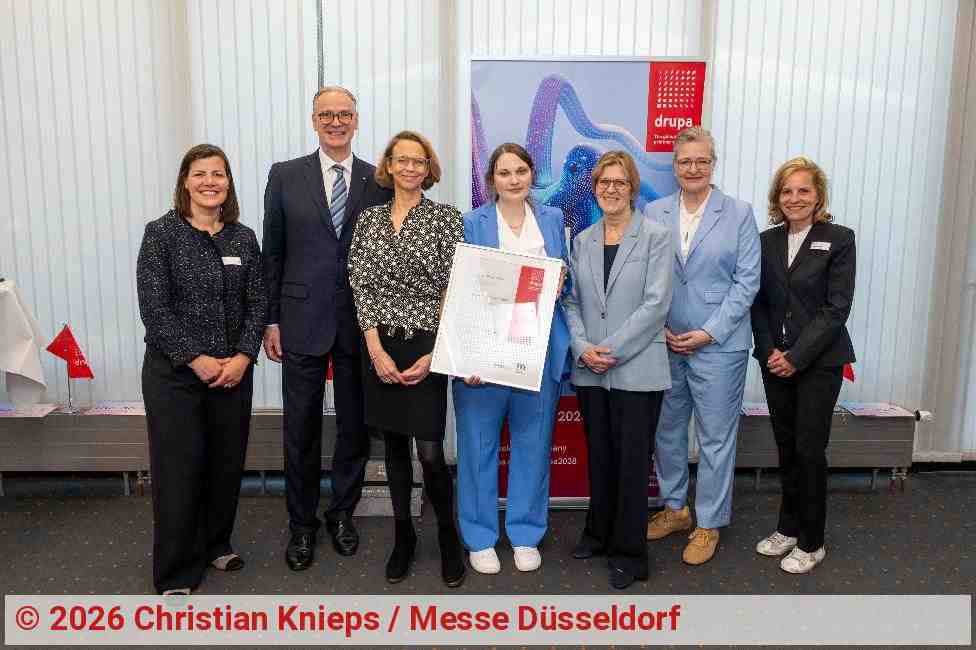 Christina Slopek-Hauff (m.) wurde mit dem drupa Preis 2026 ausgezeichnet. | Copyright: Christian Knieps / Messe Düsseldorf Christina Slopek-Hauff (m.) wurde mit dem drupa Preis 2026 ausgezeichnet. | Copyright: Christian Knieps / Messe Düsseldorf