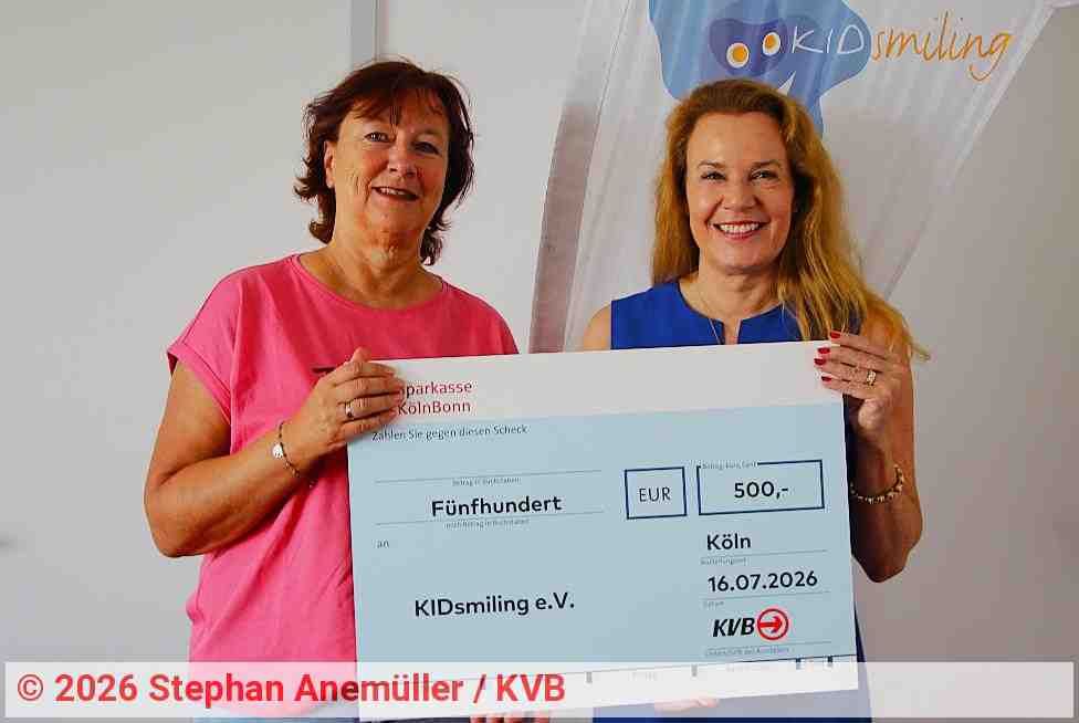 KVB-Projektleiterin Marion Densborn (links) übergab die Spende zur Unterstützung der Aktivitäten an Dr. Sandra von Möller, Vorständin und Gründerin der Organisation KidSmiling e. V. | Foto: Stephan Anemüller / KVB KVB-Projektleiterin Marion Densborn (links) übergab die Spende zur Unterstützung der Aktivitäten an Dr. Sandra von Möller, Vorständin und Gründerin der Organisation KidSmiling e. V. | Foto: Stephan Anemüller / KVB