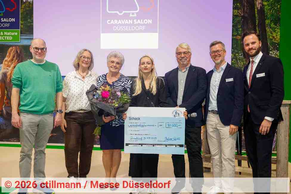 Scheck-Übergabe | Foto: ctillmann / Messe Düsseldorf Scheck-Übergabe | Foto: ctillmann / Messe Düsseldorf