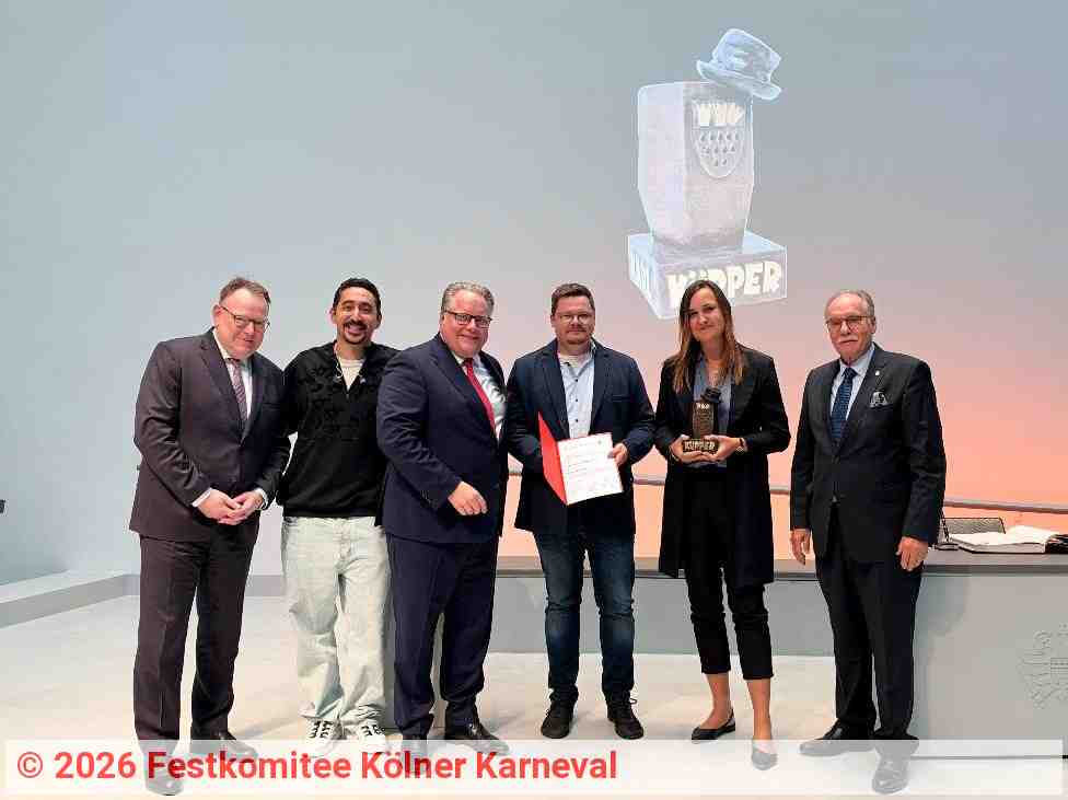Oberbürgermeister Torsten Burmester mit Eko Fresh, Lutz Schade, Max Teske, Laura Nickel und Bernhard Conin (v. l. n. r.) | Quelle: Festkomitee Kölner Karneval Oberbürgermeister Torsten Burmester mit Eko Fresh, Lutz Schade, Max Teske, Laura Nickel und Bernhard Conin (v. l. n. r.) | Quelle: Festkomitee Kölner Karneval